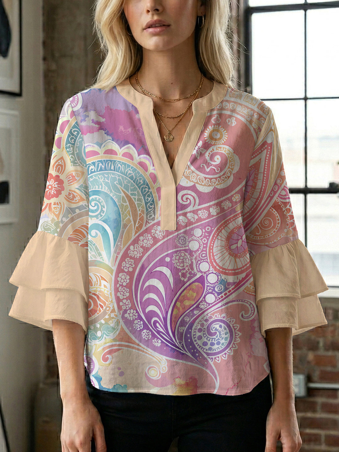 Dame bluse med voluminøse blondererm og kreativt floraldesign Skovae
