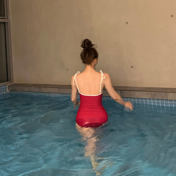Dame one-piece badedragt med justerbare stropper og dekorativ krave Stilla