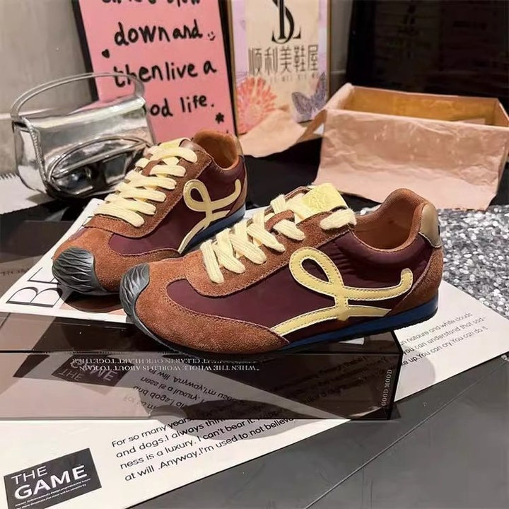 Dame sneakers med moderigtige accenter og stabil sål Stilla