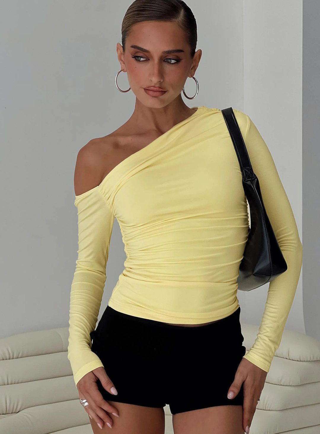 Dame Off-Shoulder Rynket skjorte med lange ærmer og elegant design Skovae