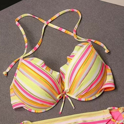 Dame triangel-bikini med legende flæse detalje og farverigt stribemønster Skovae