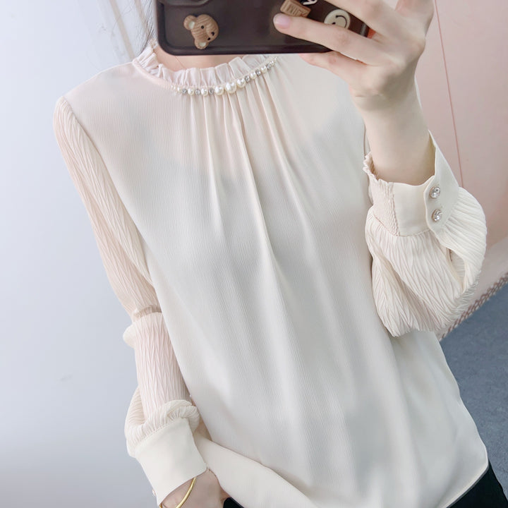 Damebluse med elegante flæsedetaljer og perledekoration Stilla