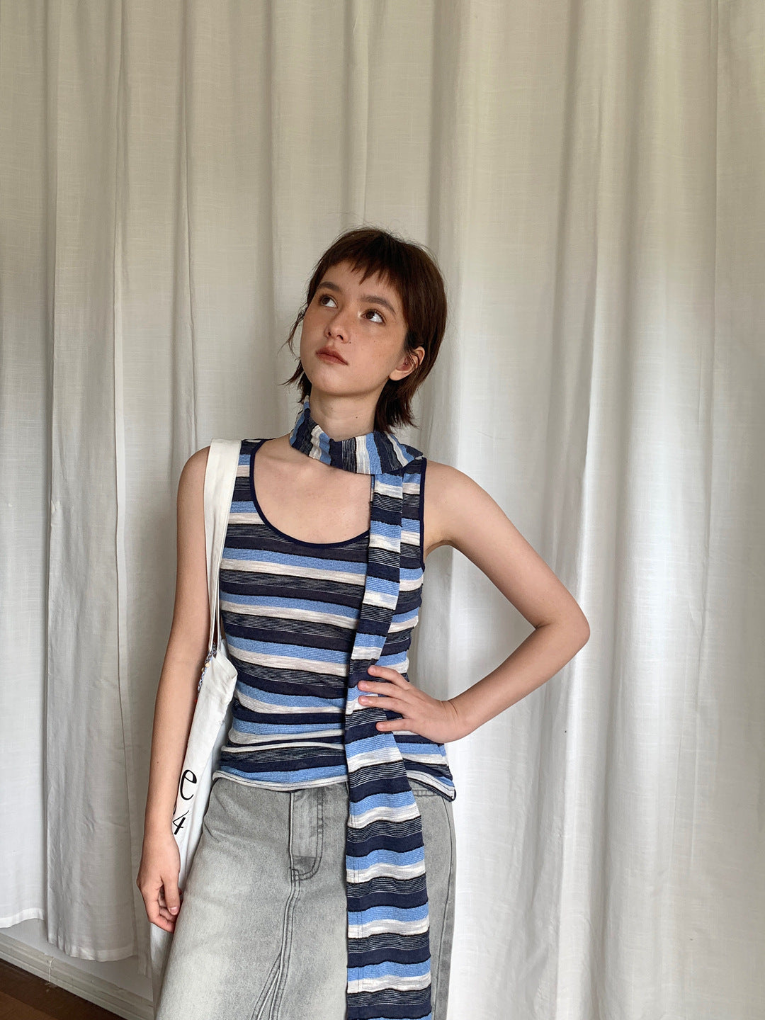 Dame tanktop med moderne stribemønster og trendy tørklæde Stilla