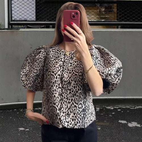 Damebluse med voluminøse puffærmer og leopardmønster Stilla