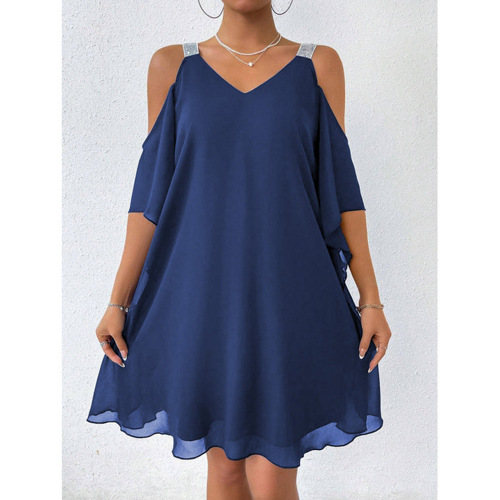 Femme Cold-Shoulder Chiffon-kjole med flydende kant Stilla