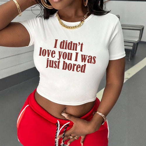 Dame crop-shirt med kreativt statement og tætsiddende snit Skovae