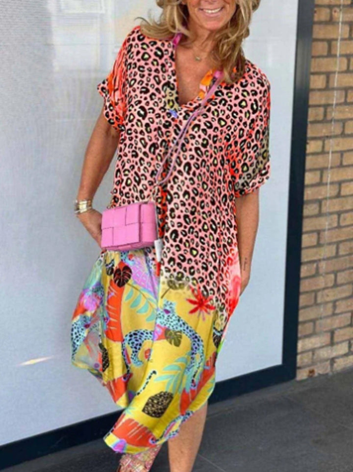 Dame med vid beskåret V-hals Midikjole med leopard- og tropemønster Skovae