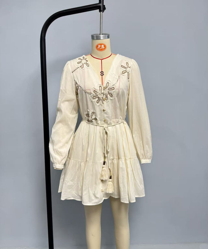 Dame Broderet Button-Up Mini Kjole med Snøre Talje Stilla