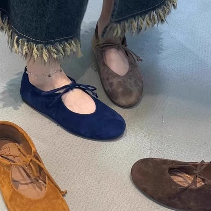 Dame Wildleder Ballerina Flats med justerbar binding detail Stilla