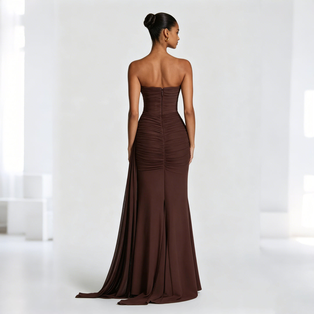 Dame Elegant og figursyet aftenkjole med asymmetrisk draperinger Skovae
