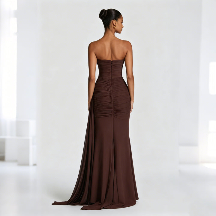 Dame Elegant og figursyet aftenkjole med asymmetrisk draperinger Skovae