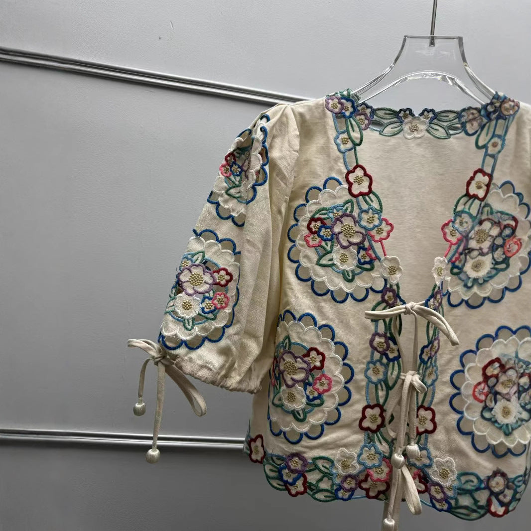 Dame broderet bluse med løs pasform og elegante flæsedetaljer Stilla