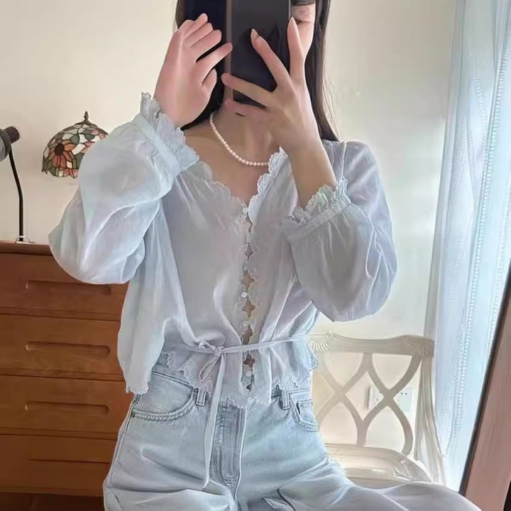 Dame luftig bluse med elegante spidsdetaljer og charmerende flæser Stilla
