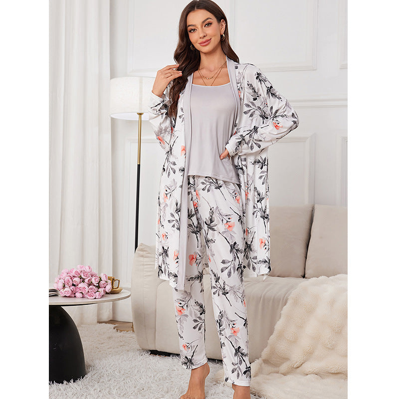 Dame pyjamasæt med floralt design og elegant badekåbe Stilla