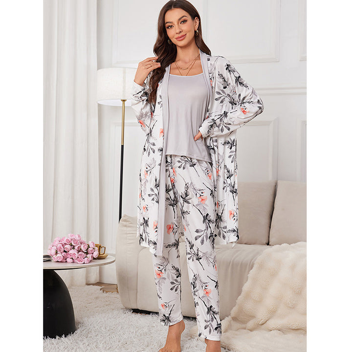 Dame pyjamasæt med floralt design og elegant badekåbe Stilla