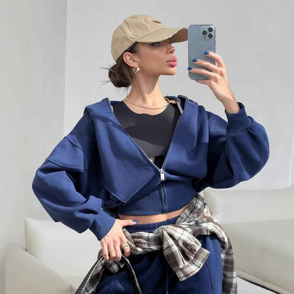 Kvindernes afslappede tracksuit med crop hoodie og brede ben Skovae