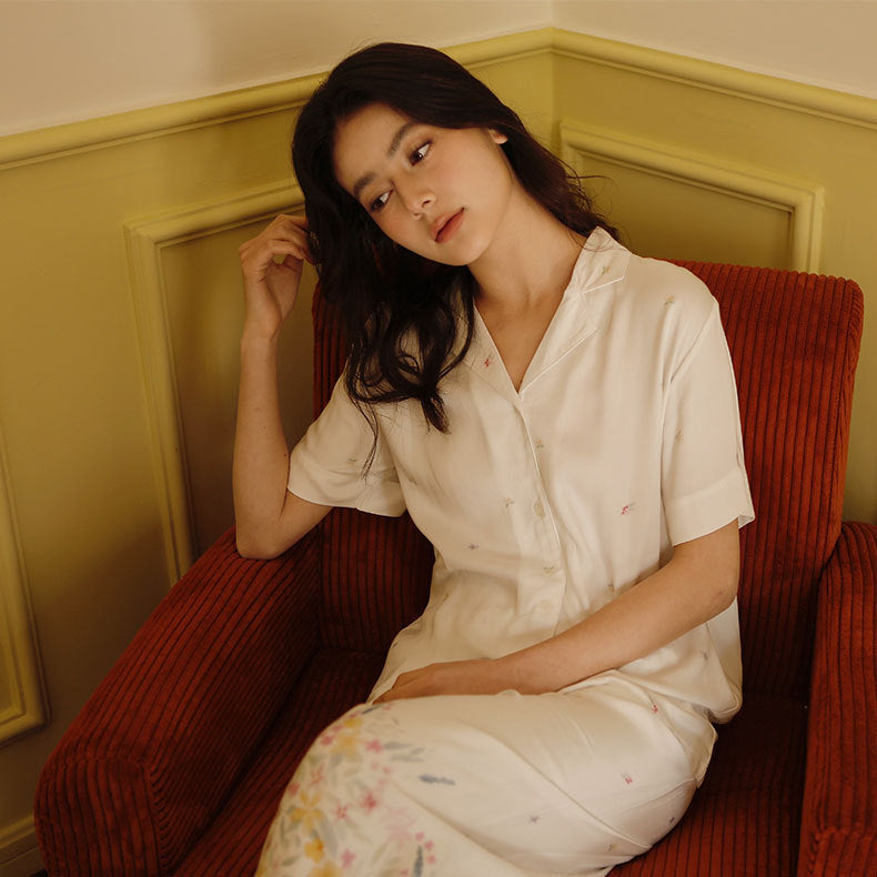 Dame luksuriøst satin pyjamas sæt med elegant knaplukning og floraltryk Stilla