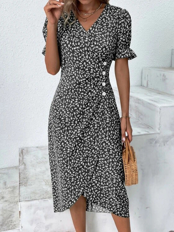 Dame wrapkjole med floral design og elegante knapdetaljer Stilla