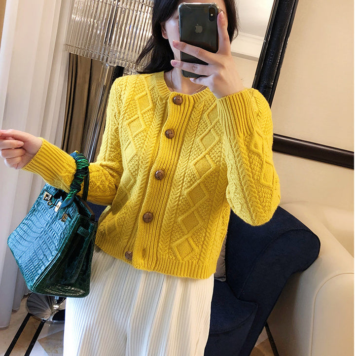 Femme Struktureret Cable Knit Cardigan med knapdetalje Stilla