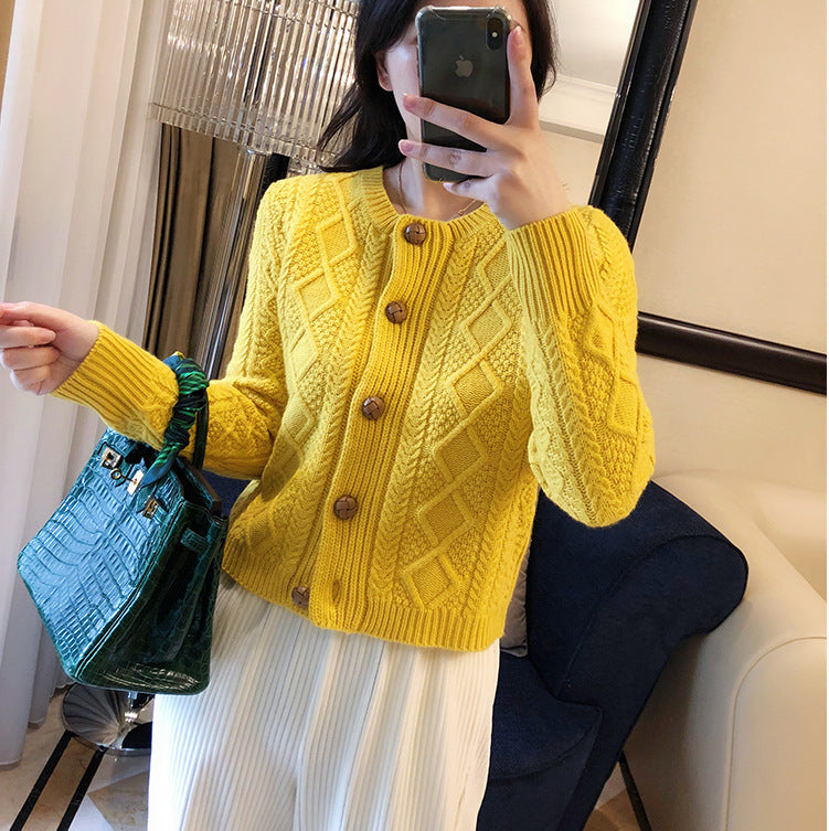 Kvinders chunky strikket cardigan med dekorative knapper og omarbejdet kabelmønster Stilla