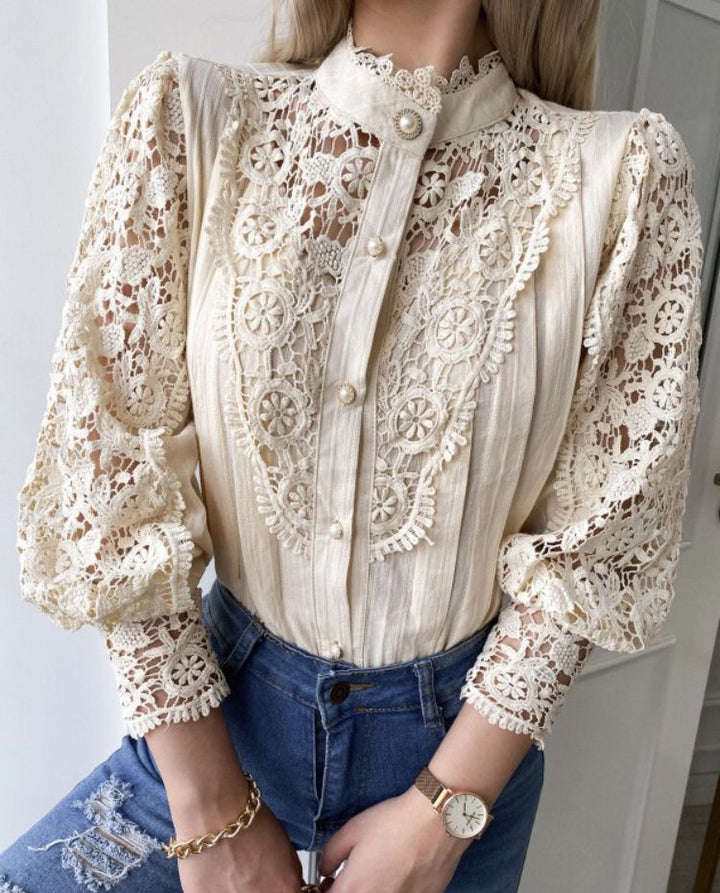 Dame blonde bluse med dekorative flæsedetaljer og elegante knapper Stilla
