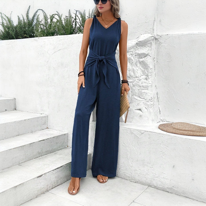 Dame jumpsuit med bælte detalje og V-hals Stilla