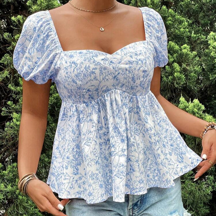 Damebluse med puffærmer og blomsterdesign Stilla