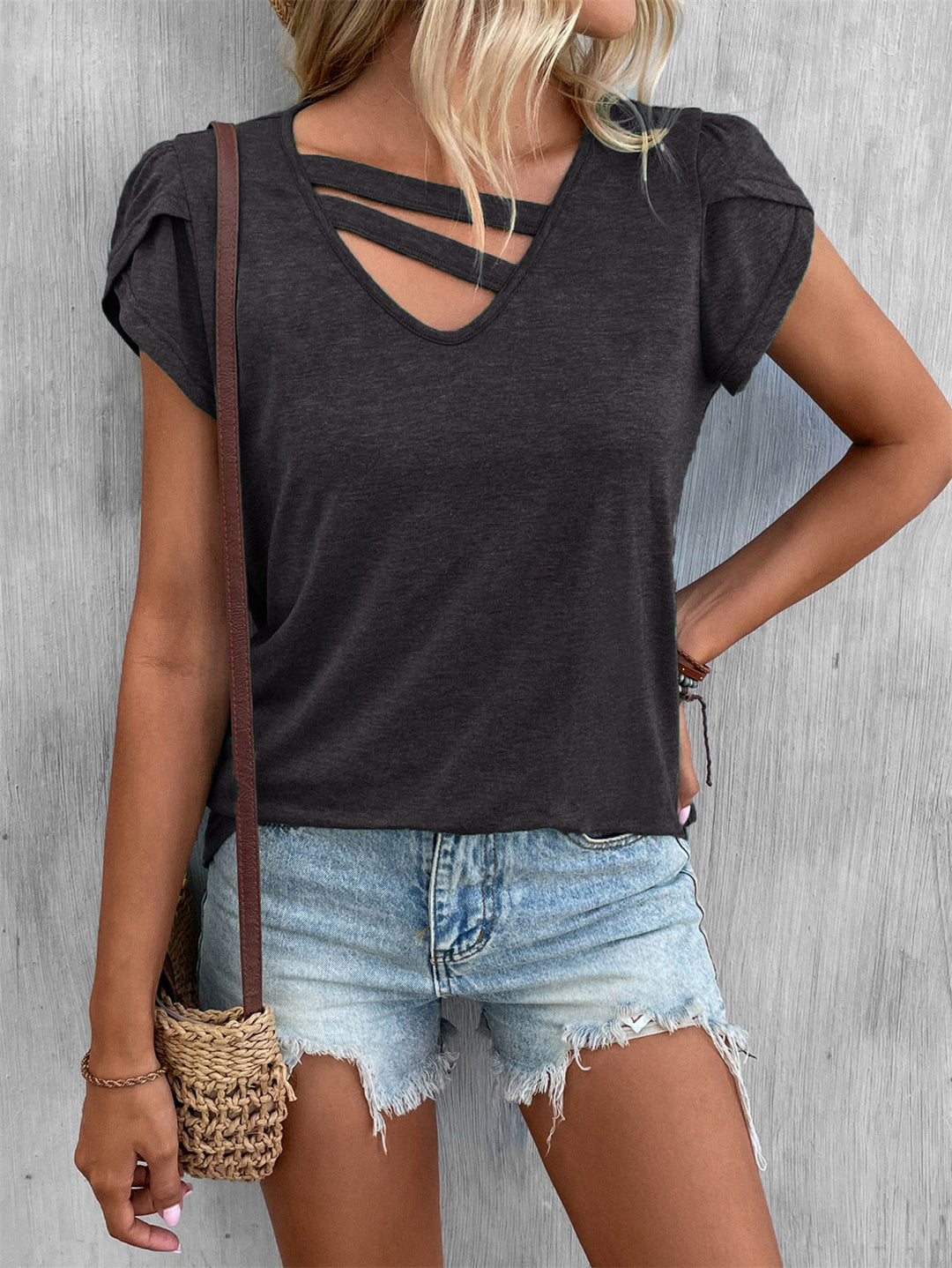 Dame V-hals T-shirt med legende cut-out-detaljer Stilla