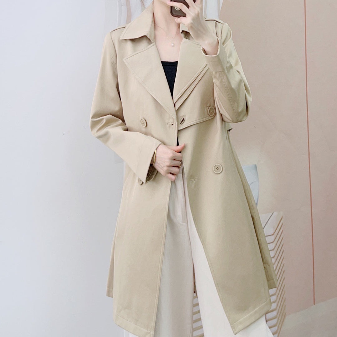 Dame trenchcoat med klassisk snit og moderne detaljer Stilla