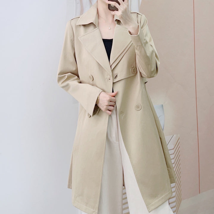 Dame trenchcoat med klassisk snit og moderne detaljer Stilla