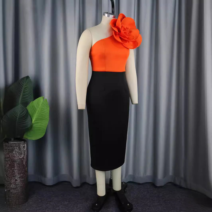 Damer figurtilpasset kjole med asymmetrisk blomsteraksent Skovae