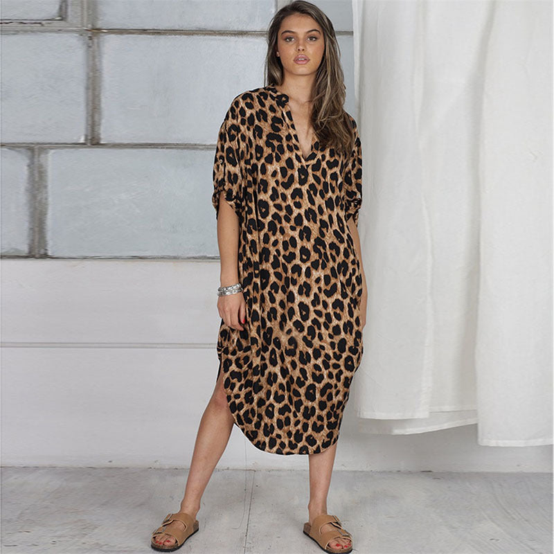 Dame Strandkjole med elegant leopardmønster og moderne snit Stilla