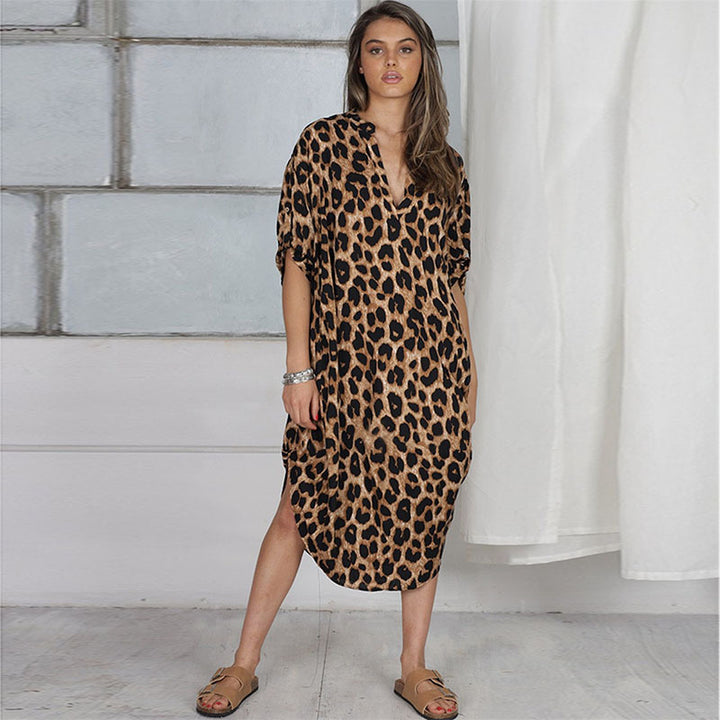 Dame Strandkjole med elegant leopardmønster og moderne snit Stilla