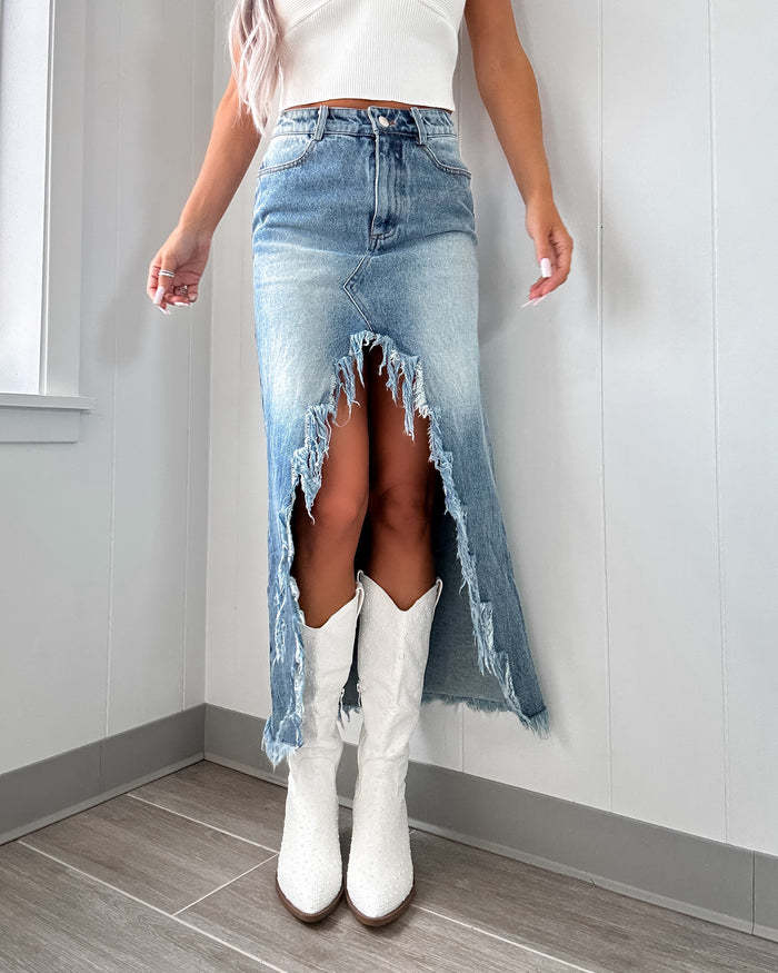Dame jeansnederdel med asymmetrisk kant og frynset accenter Stilla