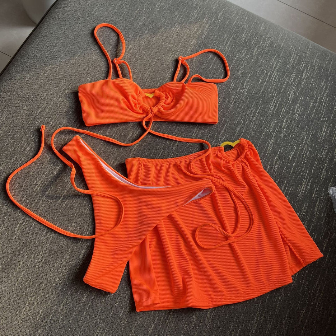Dame bikini sæt med elegant knapdetalje og høj benudskæring Skovae