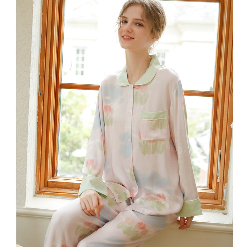 Dame Silke Pyjamas med delikat blomstertryck og elegante detaljer Stilla