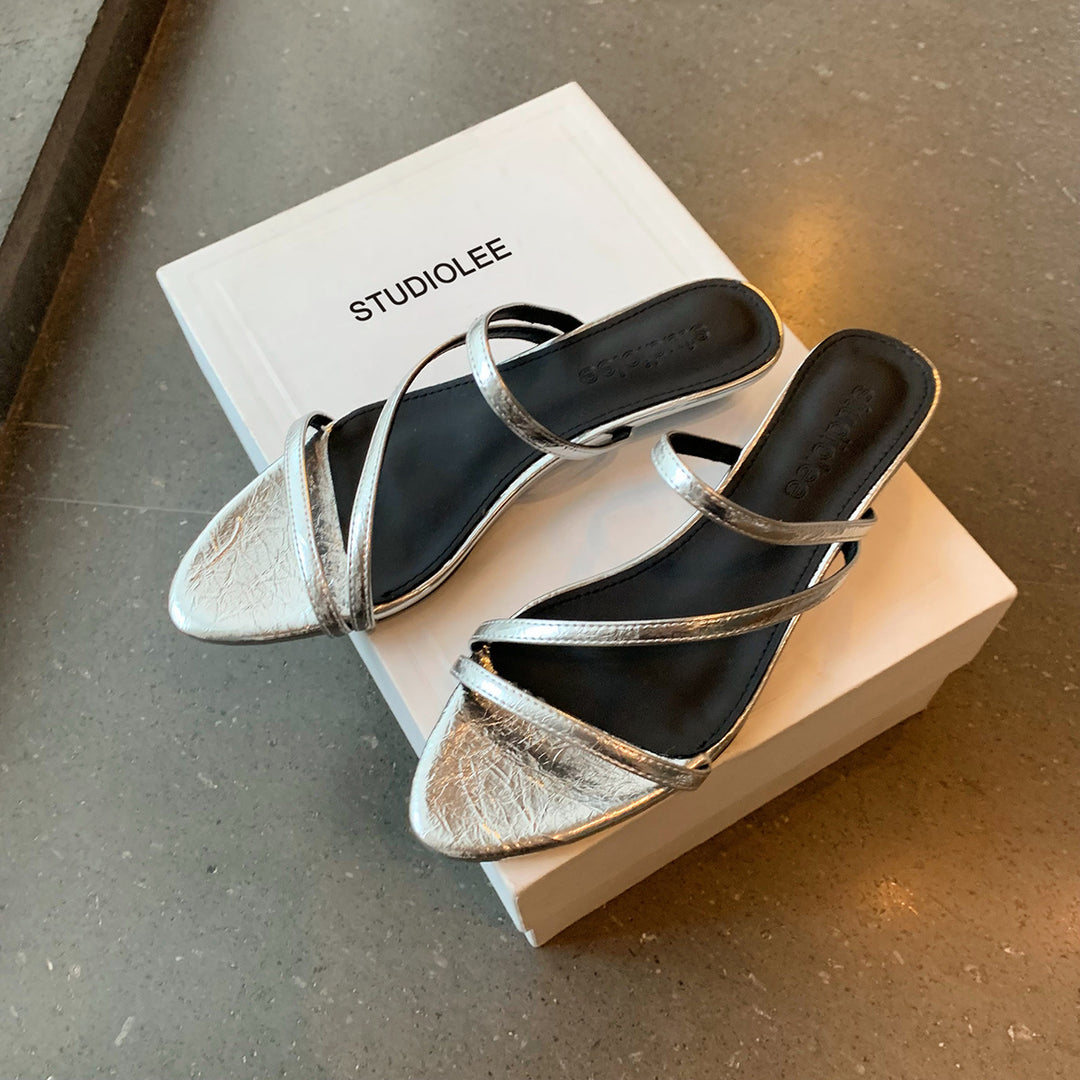 Dame Riemchen Open-Toe Slide Sandaler med Metallic-detaljer Stilla