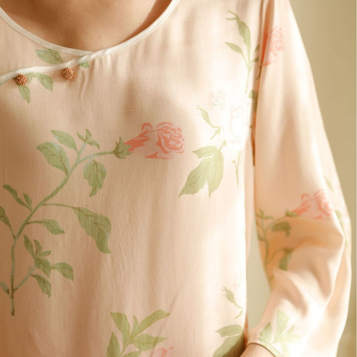 Dame pyjamasæt med elegant blomsterdesign og løs pasform Stilla