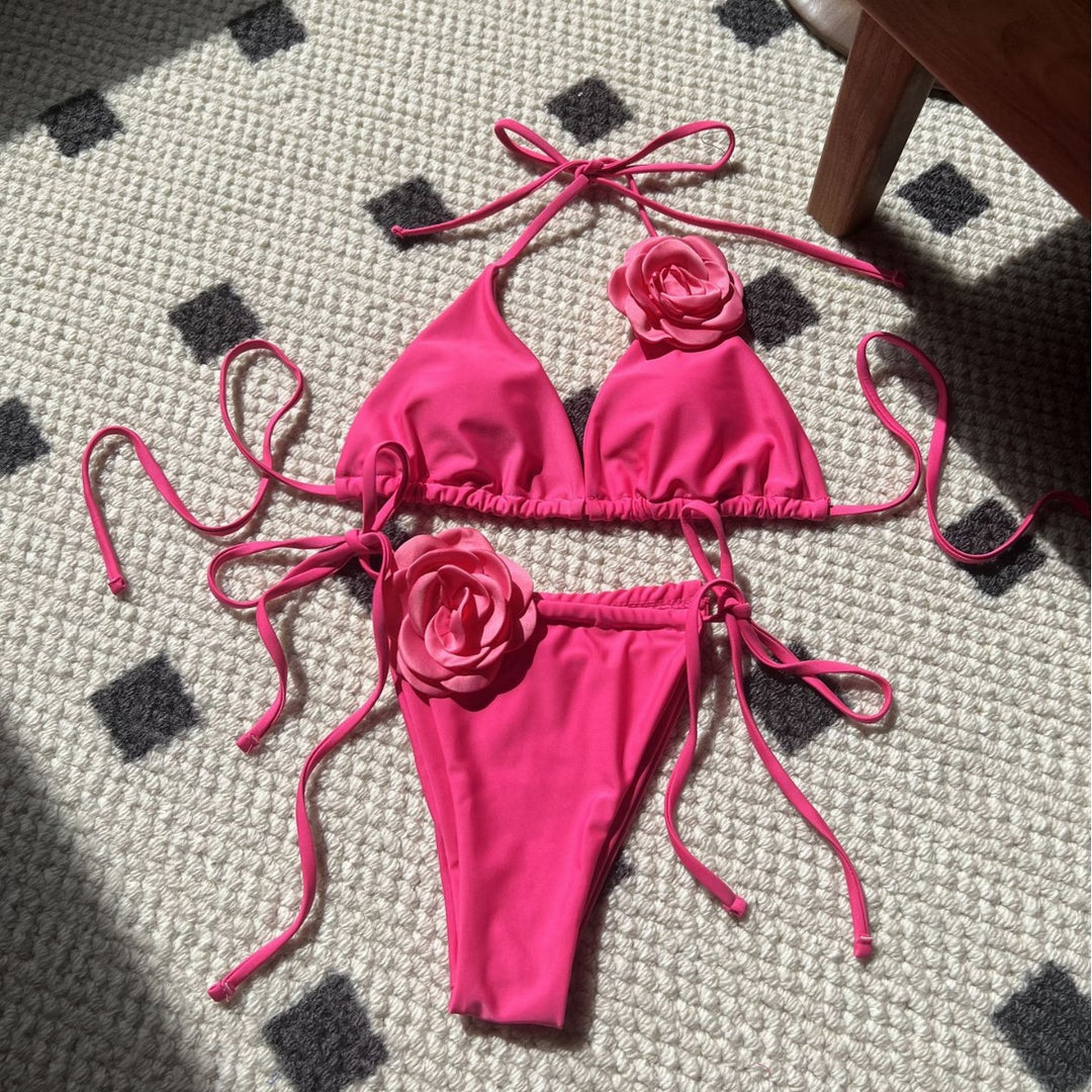 Damebikini med romantiske blomsterapplikationer Stilla