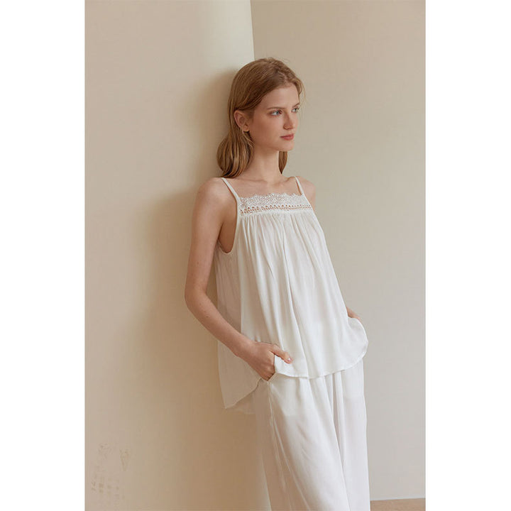 Dame Pyjamasæt med elegant blondedetalje og løs pasform Stilla