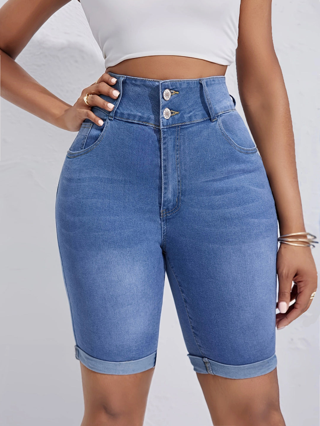 Dame højtaljede jeansshorts med aftagelige sømdetaljer og fashionable knaplukninger Stilla