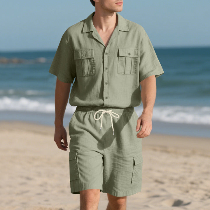 Herrer afslappet strandoutfit med korte ærmer og praktiske cargo-shorts Stilla
