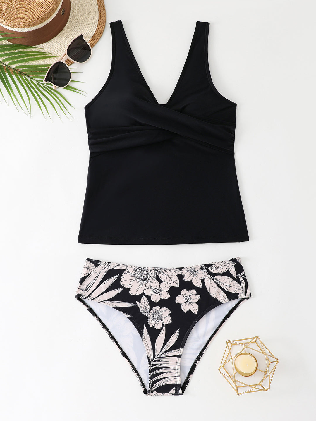 Dame tankini-sæt med blomstrede shorts og elegant top Skovae