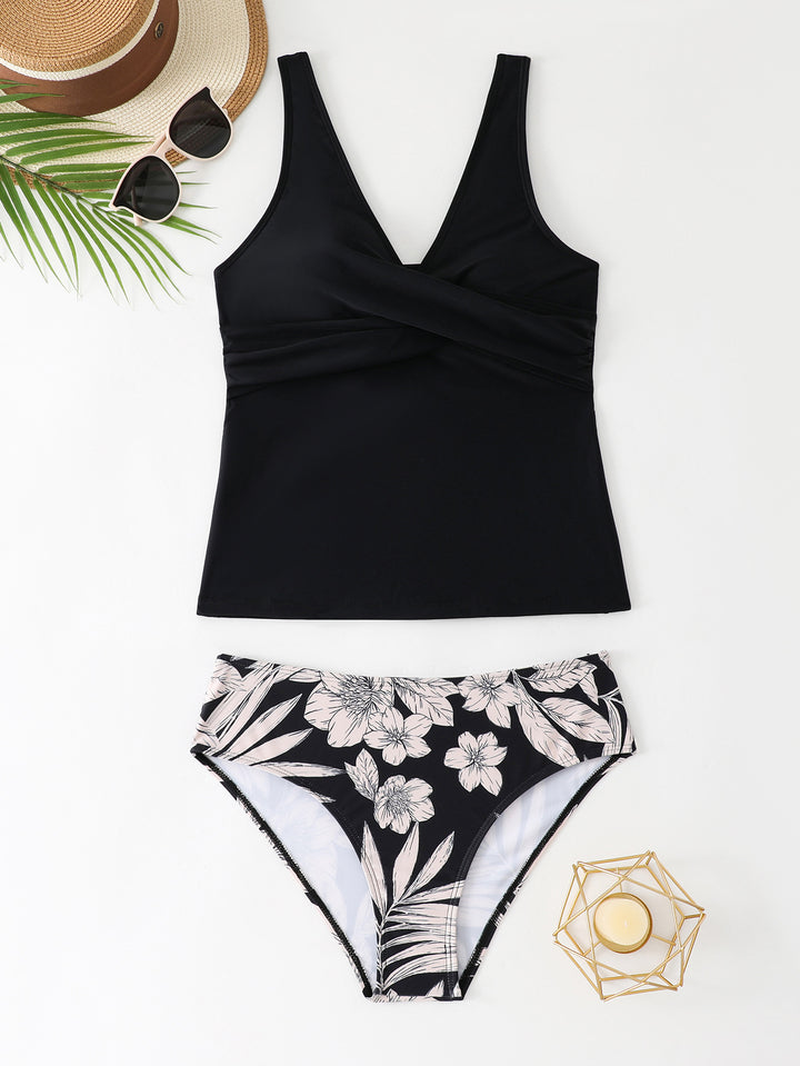 Dame tankini-sæt med blomstrede shorts og elegant top Skovae