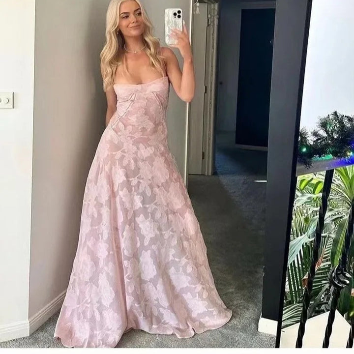 Dame Lang aftenkjole med blomsterdesign og skimrende stof Stilla