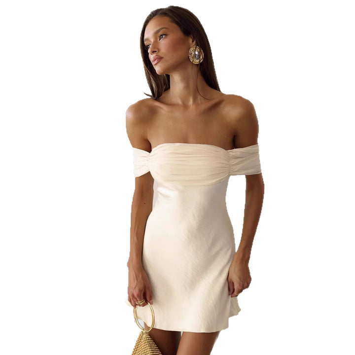 Dame Off-Shoulder Kjole med elegant satin-finish og flydende snit Skovae