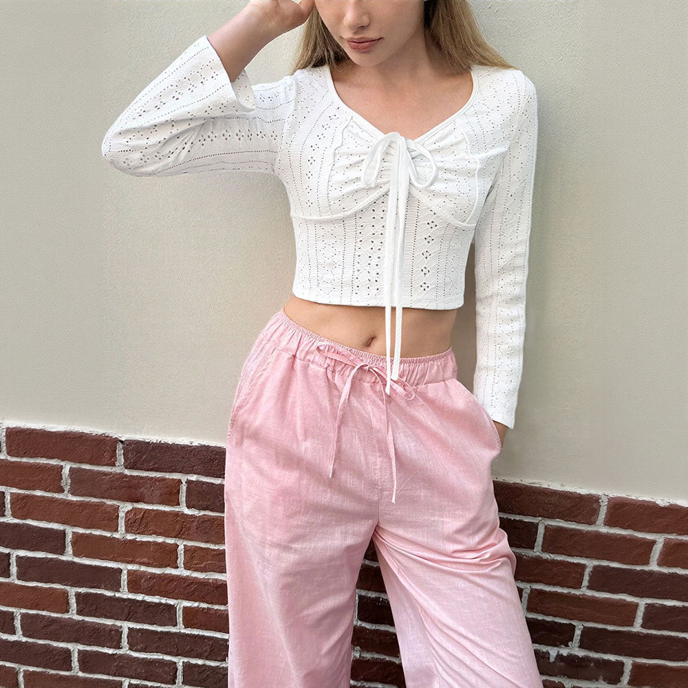 Kvindernes cropped langærmede skjorte med elegant snøring og fine øje broderi Stilla