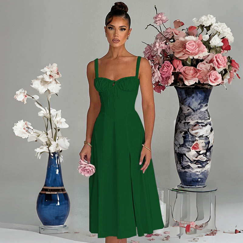 Damernes elegante midi kjole med dyb v-hals og raffineret taljeelement Stilla