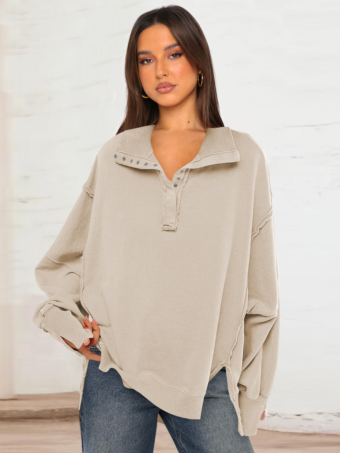 Dame afslappet oversized pullover med knaplukning og ufuldendte sømme Stilla