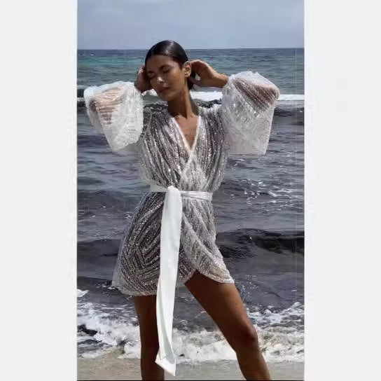 Kvindernes glitrende strandkåbe med elegant bælte og brede flagrende ærmer Skovae